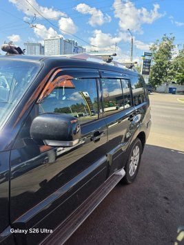 Дефлекторы окон (ветровики) Mitsubishi Pajero III/IV 2000- з нержавіючої чорної сталі (HAWK) 00-00017041 фото