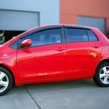 Дефлекторы окон (ветровики) Toyota Yaris 2006-2011 HB (HIC) 00-00003955 фото