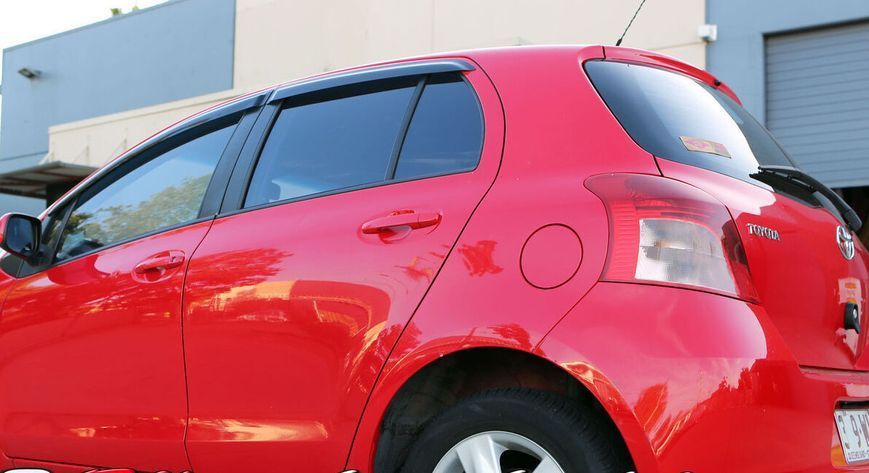 Дефлектори вікон (вітровики) Toyota Yaris 2006-2011 HB (HIC) 00-00003955 фото