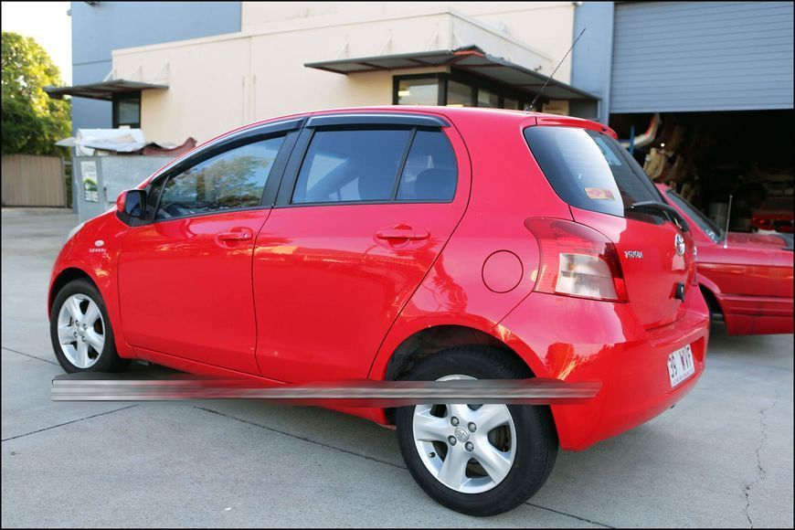 Дефлектори вікон (вітровики) Toyota Yaris 2006-2011 HB (HIC) 00-00003955 фото